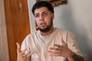 El venezolano Ángel Blanco habla en una entrevista este 22 de julio de 2025, en Cúa (Venezuela). EFE/ Ronald Pena R