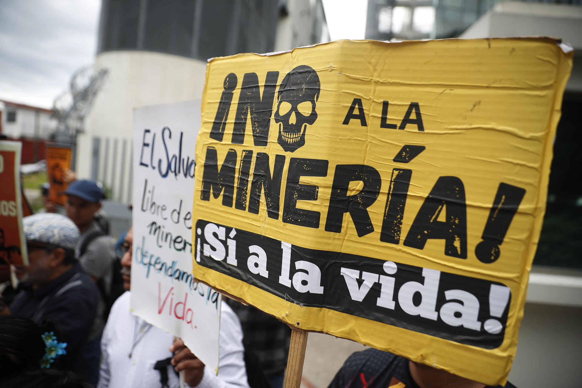 Fotografía de un cartel en una manifestación este martes, en San Salvador (El Salvador). EFE/ Rodrigo Sura
