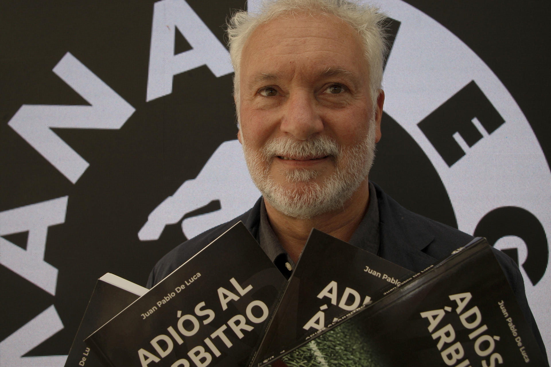 El escritor argentino Juan Pablo de Luca participa este domingo, en la Semana Negra de Gijón, donde ha presentado la ultima novela de la saga Barbicano "Adiós al árbitro", en la que advierte del riesgo de poner la tecnología al servicio de la corrupción. EFE/Juan González