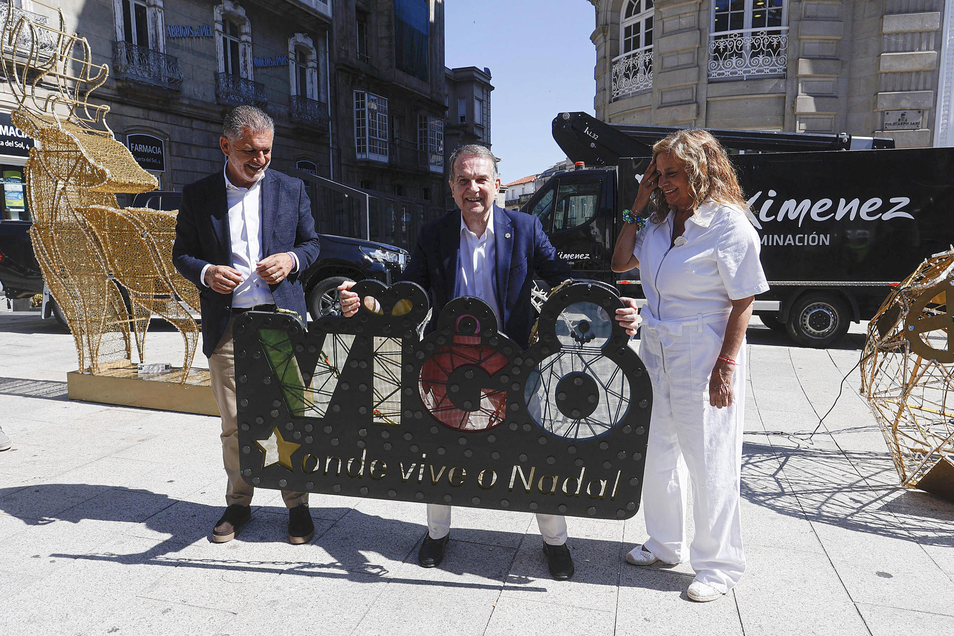 El alcalde de Vigo, Abel Caballero (c), acompañado del concejal de Fiestas, Ángel Rivas y la teniente de Alcalde, Carmela Silva, durante la presentación de las luces de Navidad 2025 este miércoles 30 de julio. EFE / Salvador Sas
