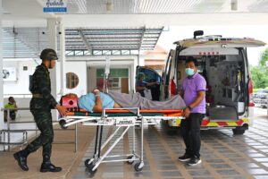 Ban Ta Miang (Thailand), 24/07/2025.- Medical staff and soldiers transport an injured person following clashes between Thai and Cambodian soldiers at Phanom Dong Rak Hospital near the Thai-Cambodian border, in Ban Ta Miang, Surin province, Thailand, 24 July 2025. According to the Royal Thai Army, nine civilians were killed and 14 injured after armed clashes erupted between Thai and Cambodian forces along the disputed border on 24 July, with both sides accusing each other of initiating the exchange amid rising tensions. Cambodian forces fired heavy artillery into a Thai military base on the morning of 24 July, with the attacks also targeting civilian areas, including a hospital, resulting in casualties and fatalities, Thailand's Foreign Ministry said in a statement. (Camboya, Tailandia) EFE/EPA/KAIKUNGWON DUANJUMROON