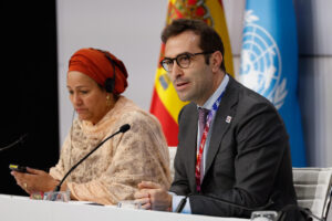 El ministro de Economía de España, Carlos Cuerpo, y la vicesecretaria general adjunta de las Naciones Unidas, Amina J. Mohammed, durante la rueda de prensa de clausura de la IV Conferencia de la ONU sobre Financiación al Desarrollo este jueves en Sevilla. EFE/ J. Palencia