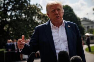 El presidente de EE.UU., Donald Trump, responde a las preguntas de los periodistas después de salir del Pórtico Sur de la Casa Blanca para abordar el Marine One en el Jardín Sur, en Washington, DC, EE. UU., el 11 de julio de 2025. EFE/EPA/SAMUEL CORUM / POOL