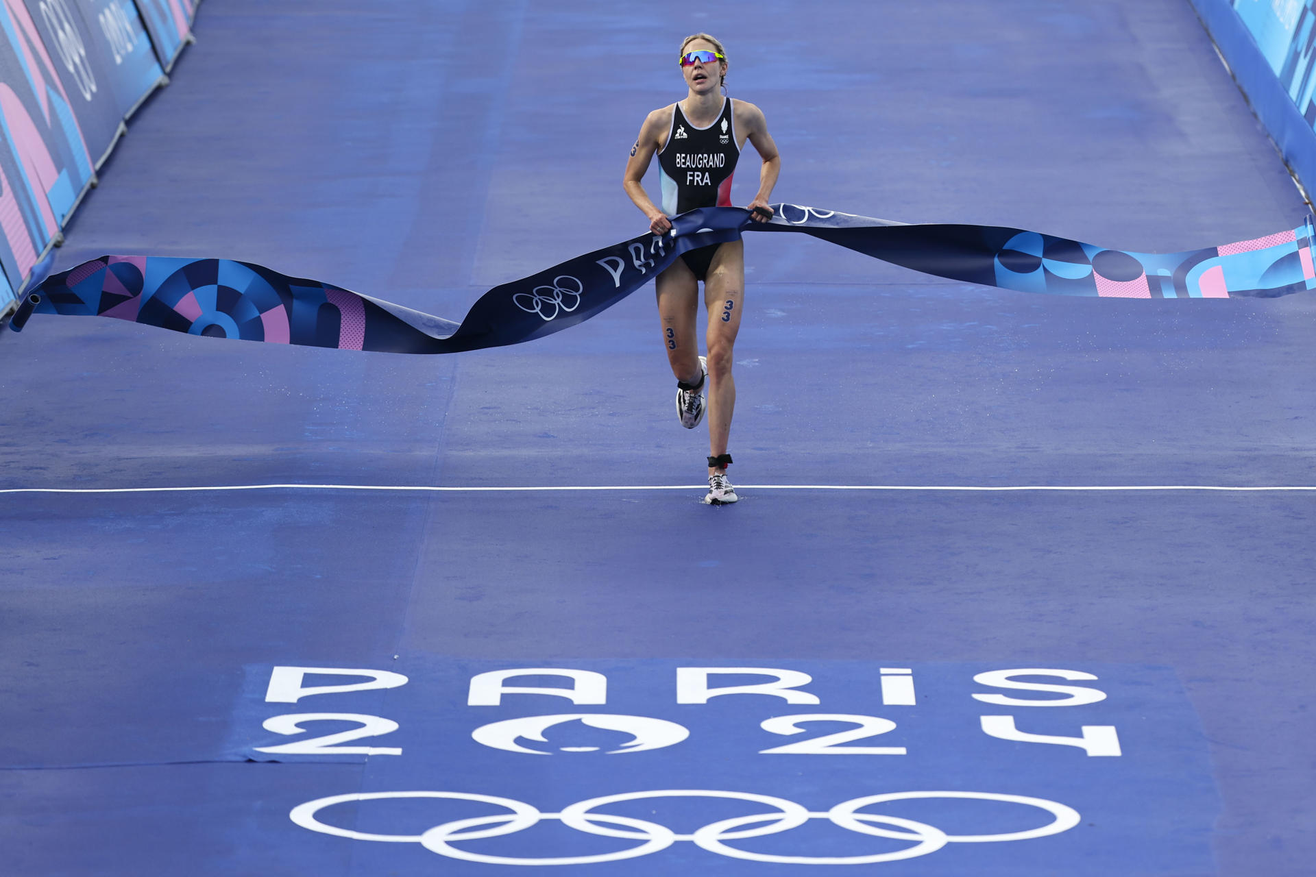 La triatleta francesa Cassandre Beaugrand, actual campeona olímpica y mundial -que este sábado fue segunda en la prueba de Hamburgo (Alemania)-, en una foto de archivo al cruzar la línea de meta para ganar en los pasados Juegos de París 2024. EFE/ Miguel Gutiérrez