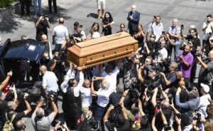 La gente lleva el féretro del fallecido compositor y músico libanés Ziad Rahbani durante su funeral en una iglesia en la ciudad de Bikfaya en la región del distrito de Matn de Montaña Líbano, Líbano 28 de julio de 2025. (Líbano) EFE/EPA/ABBAS SALman