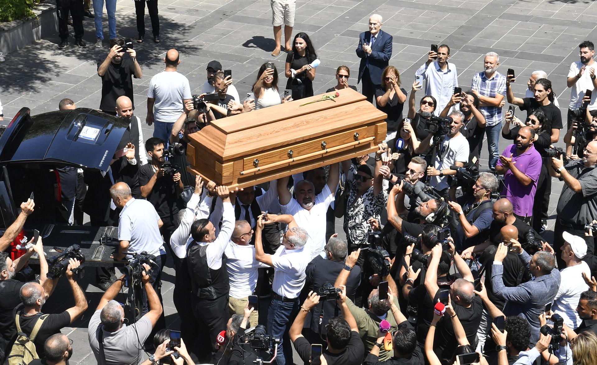La gente lleva el féretro del fallecido compositor y músico libanés Ziad Rahbani durante su funeral en una iglesia en la ciudad de Bikfaya en la región del distrito de Matn de Montaña Líbano, Líbano 28 de julio de 2025. (Líbano) EFE/EPA/ABBAS SALman