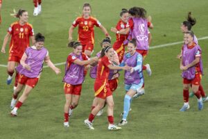 Las jugadoras de la selección española celebran el triunfo ante Alemania (1-0) en la semifinal de la Eurocopa femenina de fútbol que se disputa en Suiza. EFE/EPA/GAETAN BALLY