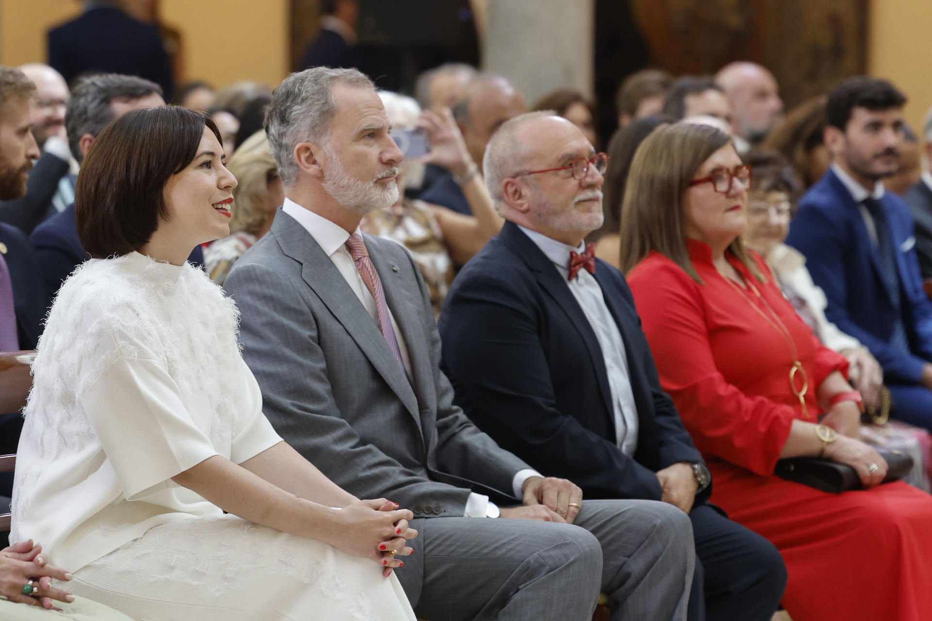 La ministra de Ciencia, Innovación y Universidadaes, Diana Morant (i) y el rey Felipe VI (d) durant la entrega de los Premios Nacionales de Investigación, el reconocimiento científico más importante de España, celebrado este jueves en el Palacio Real de El Pardo. EFE/ Javier Lizón
