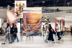 Fotografía cedida por Art Basel de personas caminando en el Centro de Convenciones de Miami Beach (Estados Unidos). EFE/ Art Basel