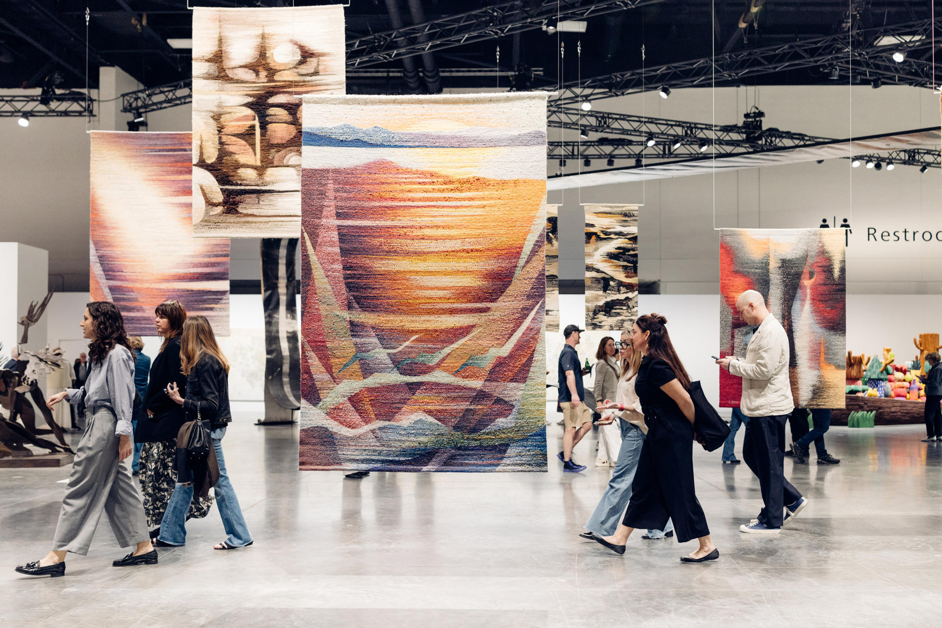 Fotografía cedida por Art Basel de personas caminando en el Centro de Convenciones de Miami Beach (Estados Unidos). EFE/ Art Basel