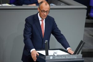El canciller alemán, Friedrich Merz, habla en el Parlamento alemán, el 9 de julio de 2025. EFE/EPA/CLEMENS BILAN