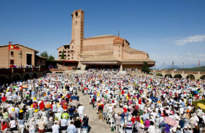 Cientos de fieles asisten a misa en el Santuario de Torreciudad (Huesca). EFE/Álvaro Calvo