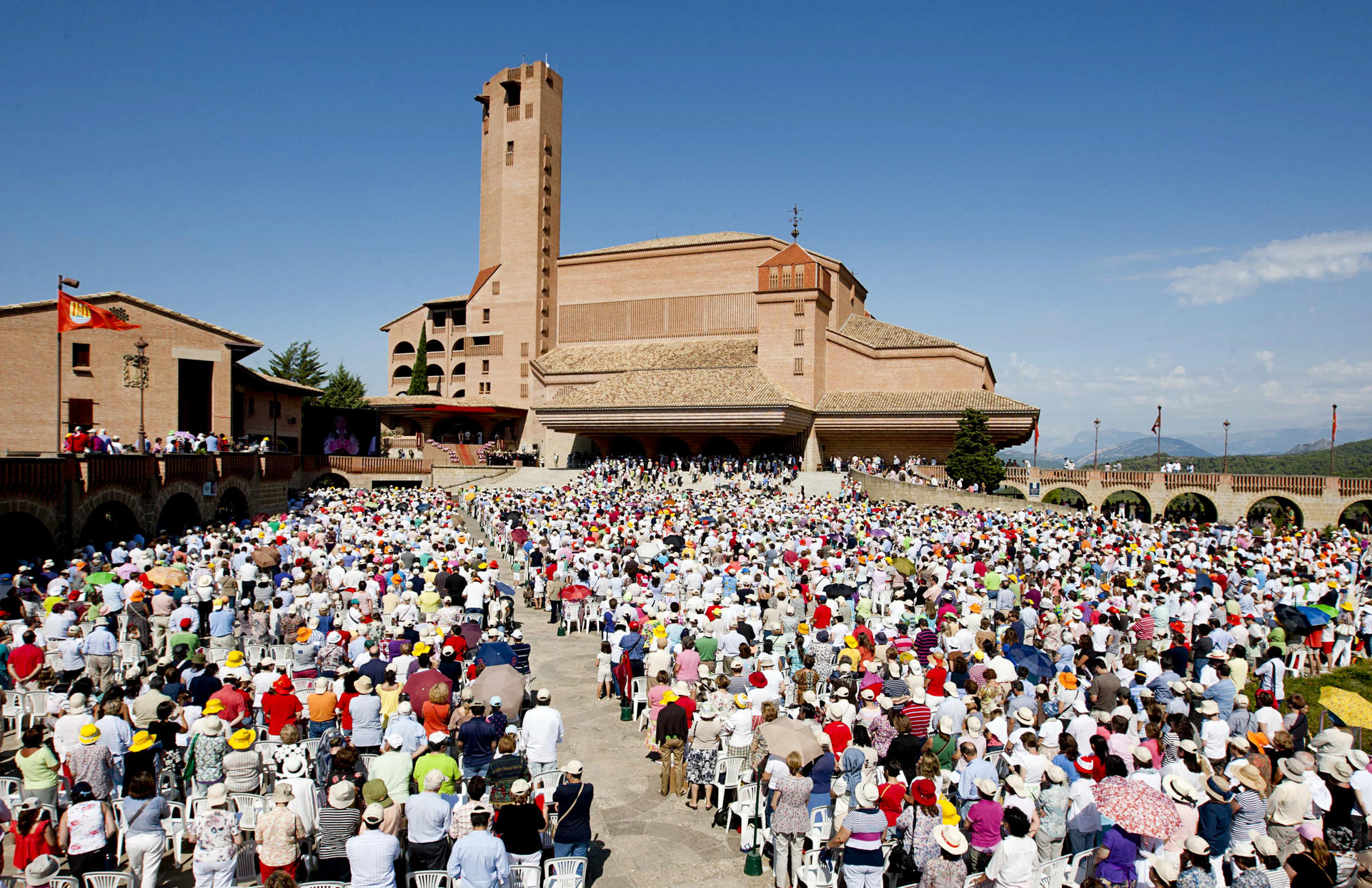 Cientos de fieles asisten a misa en el Santuario de Torreciudad (Huesca). EFE/Álvaro Calvo