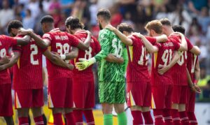 Los jugadores de Liverpool FC guardan un minuto de silencio por Diogo Jota y su hermano Andre Silva antes del primer amistoso de pretemporada que han jugado el Preston North End y el Liverpool FC, en Preston, Reino Unido. EFE/EPA/PETER POWELL .