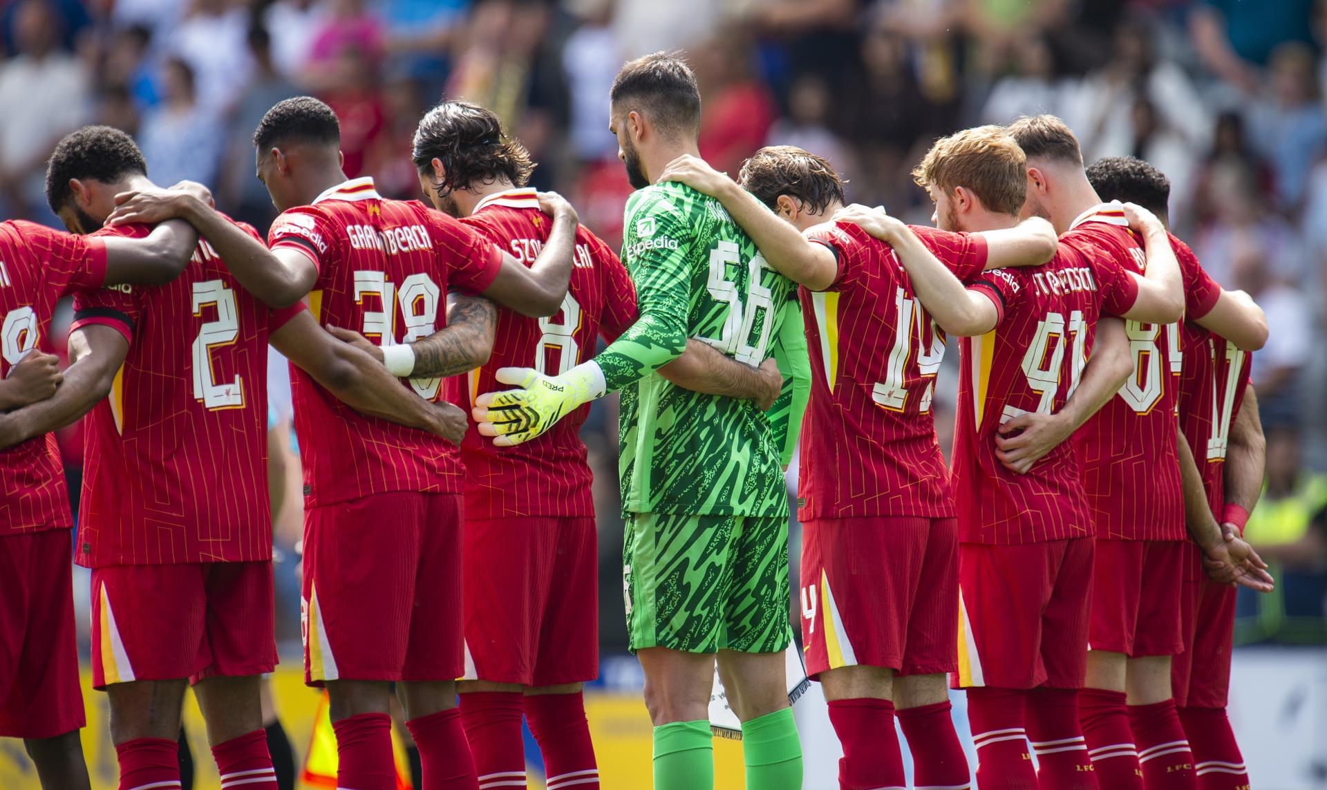 Los jugadores de Liverpool FC guardan un minuto de silencio por Diogo Jota y su hermano Andre Silva antes del primer amistoso de pretemporada que han jugado el Preston North End y el Liverpool FC, en Preston, Reino Unido. EFE/EPA/PETER POWELL .