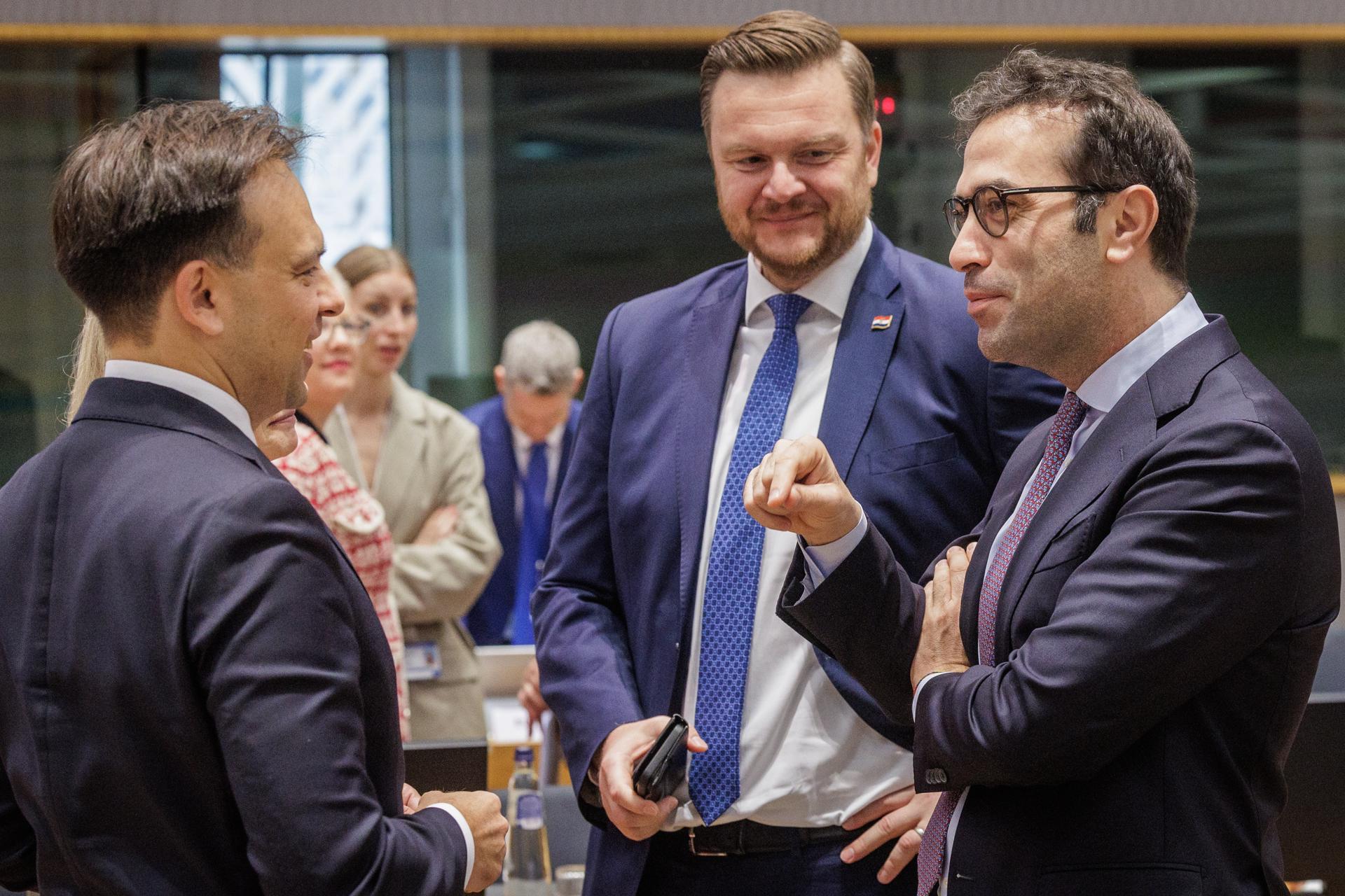 De izq. a der: El ministro de Finanzas de Polonia, Andrzej Domanski; el ministro de Finanzas de Croacia, Marko Primorac; y el ministro de Economía español, Carlos Cuerpo, asisten a una reunión del Consejo de Asuntos Económicos y Financieros de la UE (ECOFIN) en Bruselas, Bélgica, este martes. EFE/ Olivier Matthys