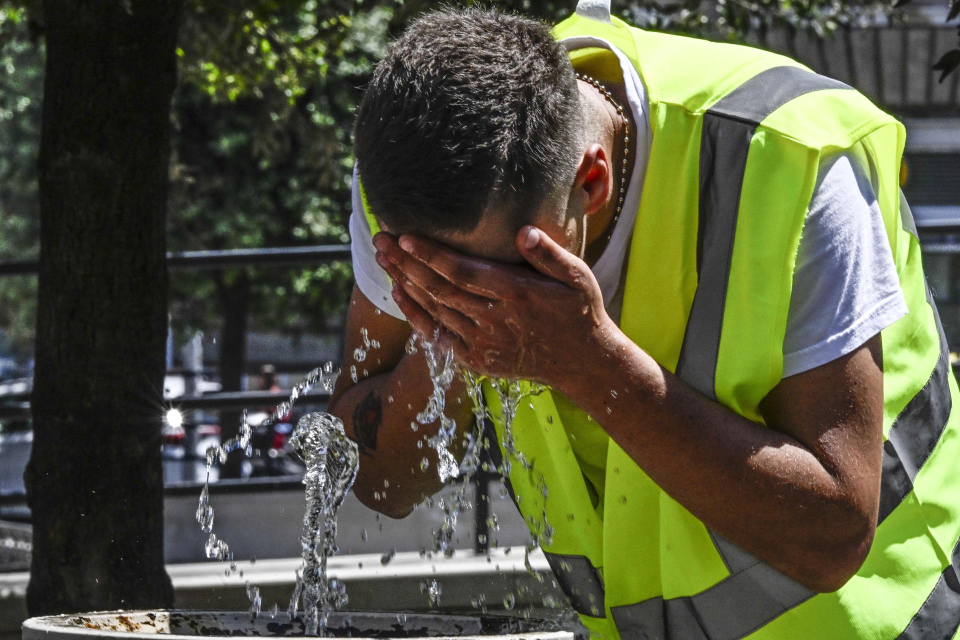 Un hombre se refresca este martes en una fuente en Nápoles, Italia. EFE/EPA/ANSA / CIRO FUSCO

