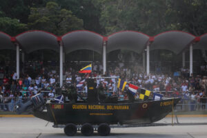 Una lancha de la Guardia Nacional Bolivariana participa en un desfile durante los actos conmemorativos del 214 aniversario de la Independencia de Venezuela este sábado, en Caracas. EFE/ Miguel Gutiérrez