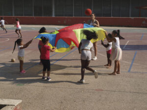 Imagen de achivo de varios niños jugando en un campamento de verano.. EFE/ Eva Iglesias
