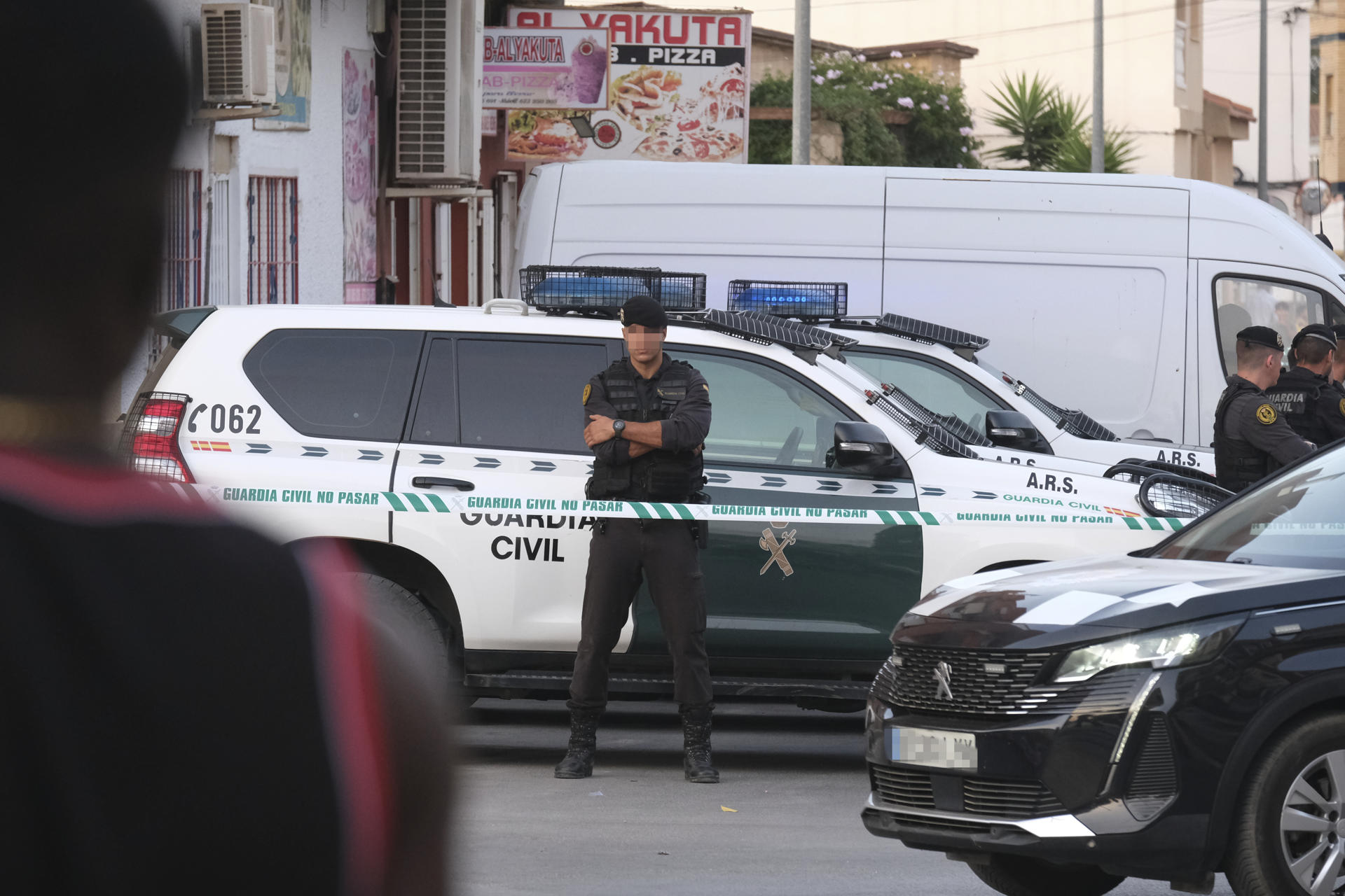 La Guardia Civil de Murcia y la policía local montan guardia en el acceso al barrio de San Antonio, en Torre Pacheco. EFE/ Pablo Miranzo