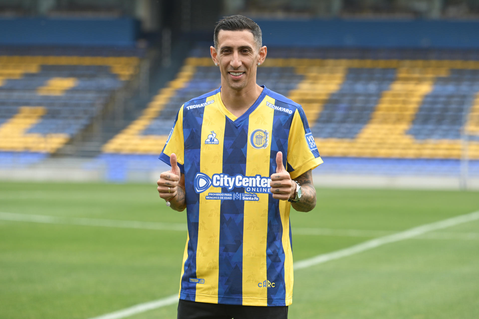 El delantero argentino Ángel Di María reacciona durante su presentación como nuevo jugador del Rosario Central en el Estadio Gigante de Arroyito en Rosario (Argentina). EFE/Sebastián Granata