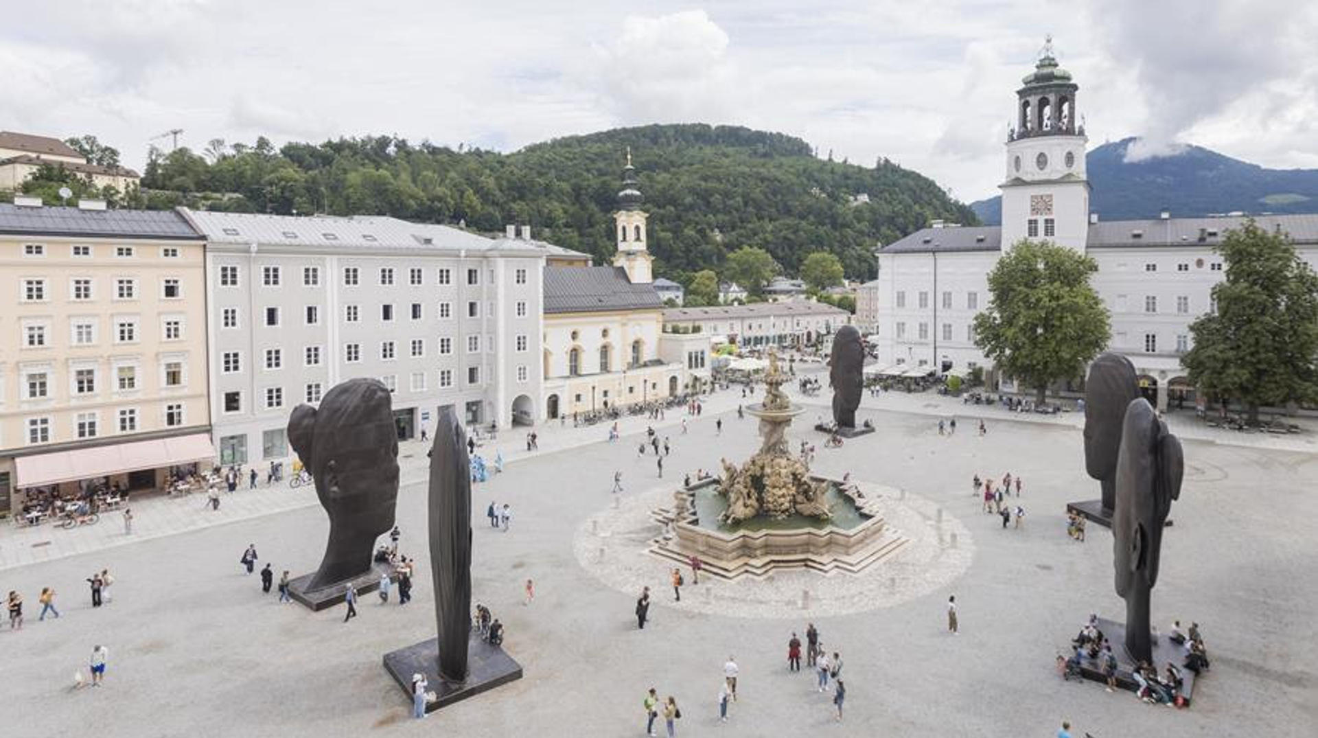 SALZBURGO (AUSTRIA), 25/07/2025.- Cinco grandes esculturas del artista catalán Jaume Plensa dominan la céntrica plaza 'Residenzplatz' de la ciudad austríaca de Salzburgo, instaladas este viernes, un día antes de que esta ciudad, cuna natal de Mozart, inaugure oficialmente su célebre Festival de música, ópera y teatro. Las figuras, de once metros de altura y 35 toneladas de peso cada una, representan a cinco mujeres de distintas partes del mundo, informó en un comunicado la Fundación para el Arte y la Cultura de Salzburgo, organizadora de la instalación artística denominada 'Secret Garden' (Jardín Secreto). EFE/ Stiftung Kunst Und Kultur E. V. / Neumayr - Leo SÓLO USO EDITORIAL / SÓLO DISPONIBLE PARA ILUSTRAR LA NOTICIA QUE ACOMPAÑA (CRÉDITO OBLIGATORIO)
