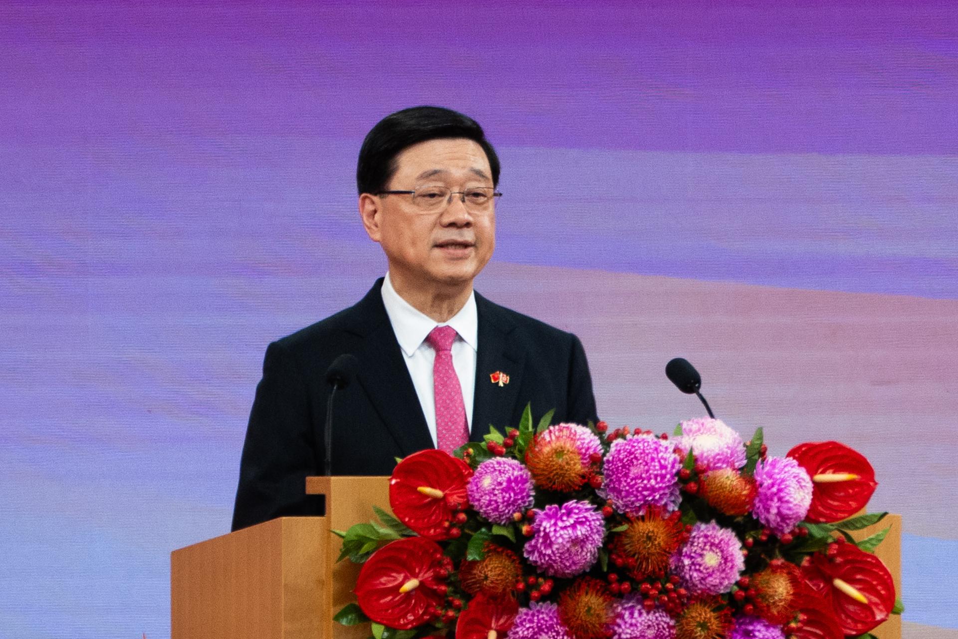 El jefe del Ejecutivo de Hong Kong, John Lee, habla durante las celebraciones con motivo del 28º aniversario del retorno de la antigua colonia británica a la soberanía china, en Hong Kong, China, el 1 de julio de 2025. EFE/EPA/BERTHA WANG