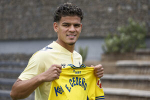 El mediocentro panameño Edward Cedeño posa con la camiseta del UD Las Palmas en el marco de su presentación este sábado. EFE/Ángel Medina G.