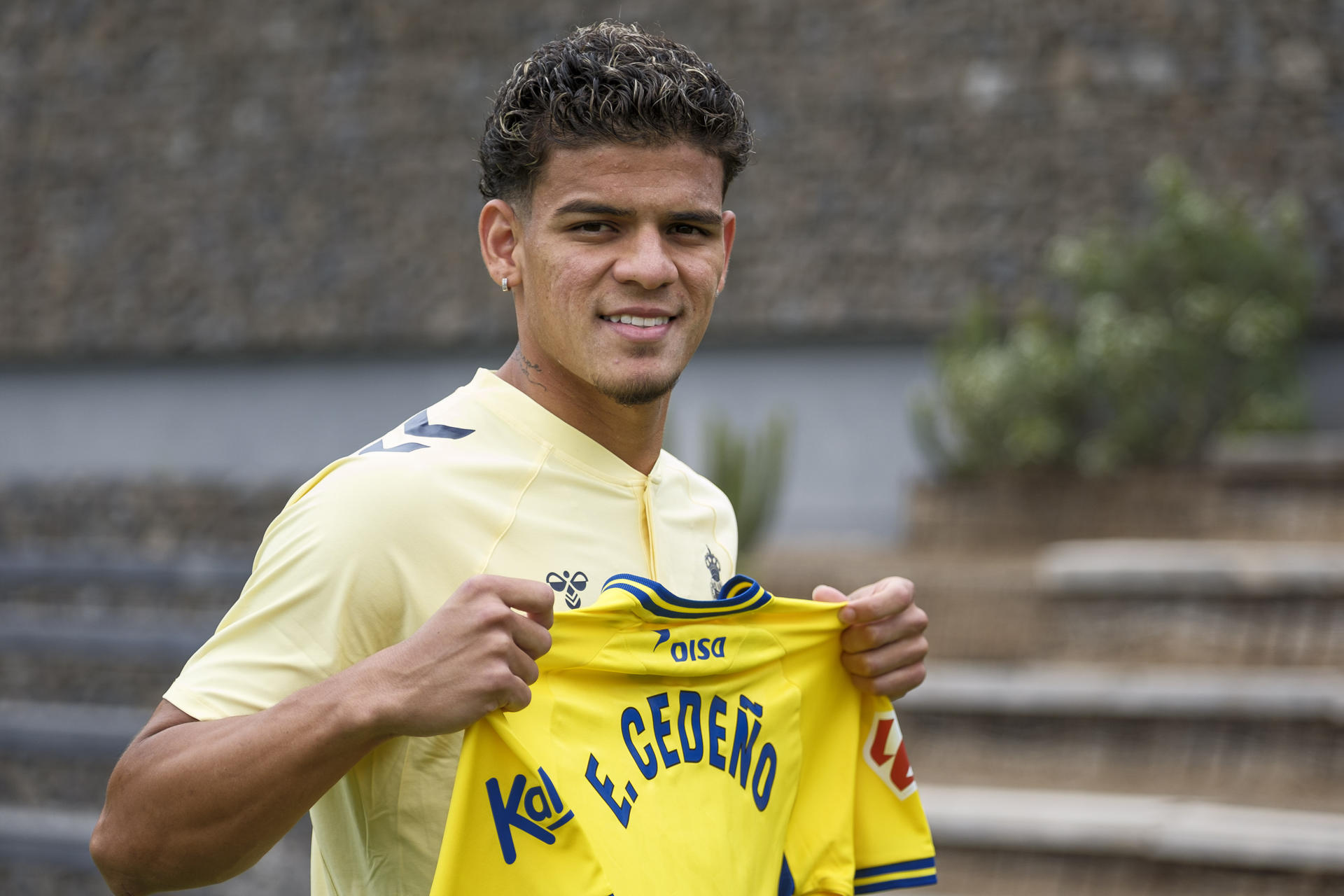 El mediocentro panameño Edward Cedeño posa con la camiseta del UD Las Palmas en el marco de su presentación este sábado. EFE/Ángel Medina G.