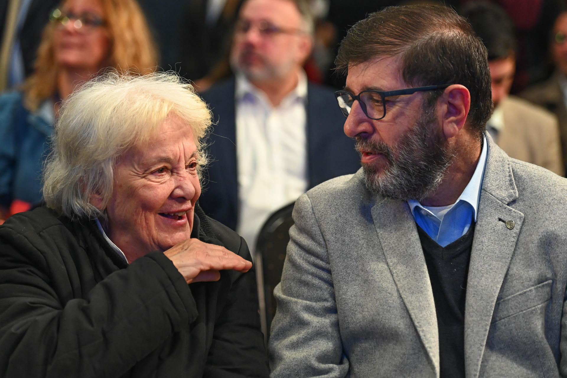 La exvicepresidenta Lucía Topolansky (i) participa durante la ceremonia de posesión del Intendente de Montevideo este jueves, en la sede del edificio municipal en Montevideo (Uruguay). EFE/ Federico Gutiérrez