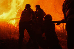 Equipos de bomberos tratan de extinguir los incendios que devoran los bosques de la provincia de Latakia, en el noroeste de Siria, este martes. EFE/Yahya Nemah