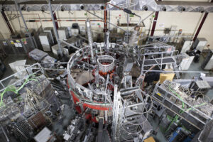 Laboratorio Nacional de Fusión del Ciemat, que ha suscrito un acuerdo de colaboración con IBM para usar inteligencia artificial generativa para escalar sus experimentos en energía de fusión. Fotos cedidas por el Ciemat e IBM