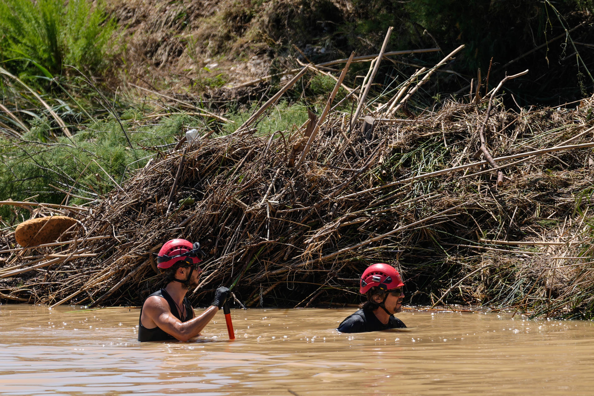 Miembros de los bomberos de la Generalitat y los mossos trabajan en las labores de búsqueda de las dos personas que se encuentran desaparecidas tras ser arrastradas por las aguas del río Foix, a su paso por la localidad barcelonesa de Cubelles. EFE/Enric Fontcuberta