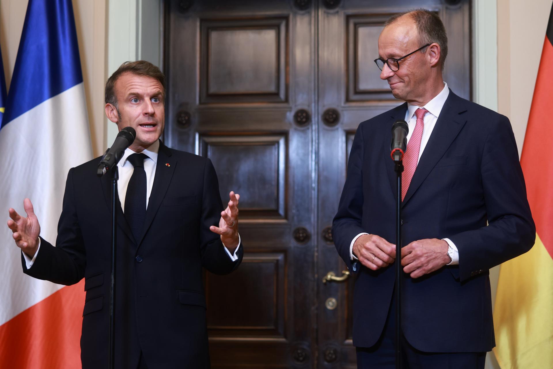 El canciller alemán, Friedrich Merz (derecha), y el presidente francés, Emmanuel Macron, en rueda de prensa en Villa Borsig en Berlín, Alemania, el 23 de julio de 2025.Francia, Alemania) EFE/EPA/CLEMENS BILAN
