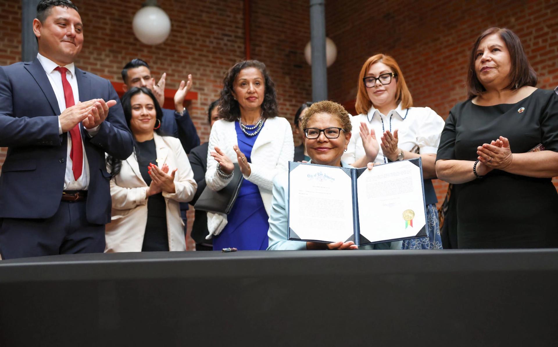 Imagen publicada este viernes en la cuenta oficial de la red social X de @KarenBassLA de la alcaldesa de Los Ángeles, Karen Bass (c), mostrando la orden ejecutiva destinada a proteger las comunidades inmigrantes en los Ángeles (Estados Unidos). EFE/ @karenbassla