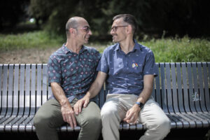 El concejal de Compromís en València Sergi Campillo (d) y su marido, el exactivista de Lambda José de Lamo (i), durante la entrevista con EFE en la que rememoran su boda simultánea junto a una pareja de lesbianas, celebradas en un casal valenciano durante la visita del papa Benedicto XVI como una "reivindicación" de la diversidad y los derechos LGTBI: el casamiento de Sergi con José y de Luisa con Núria fue "un David contra Goliat" en toda regla. EFE/Biel Aliño