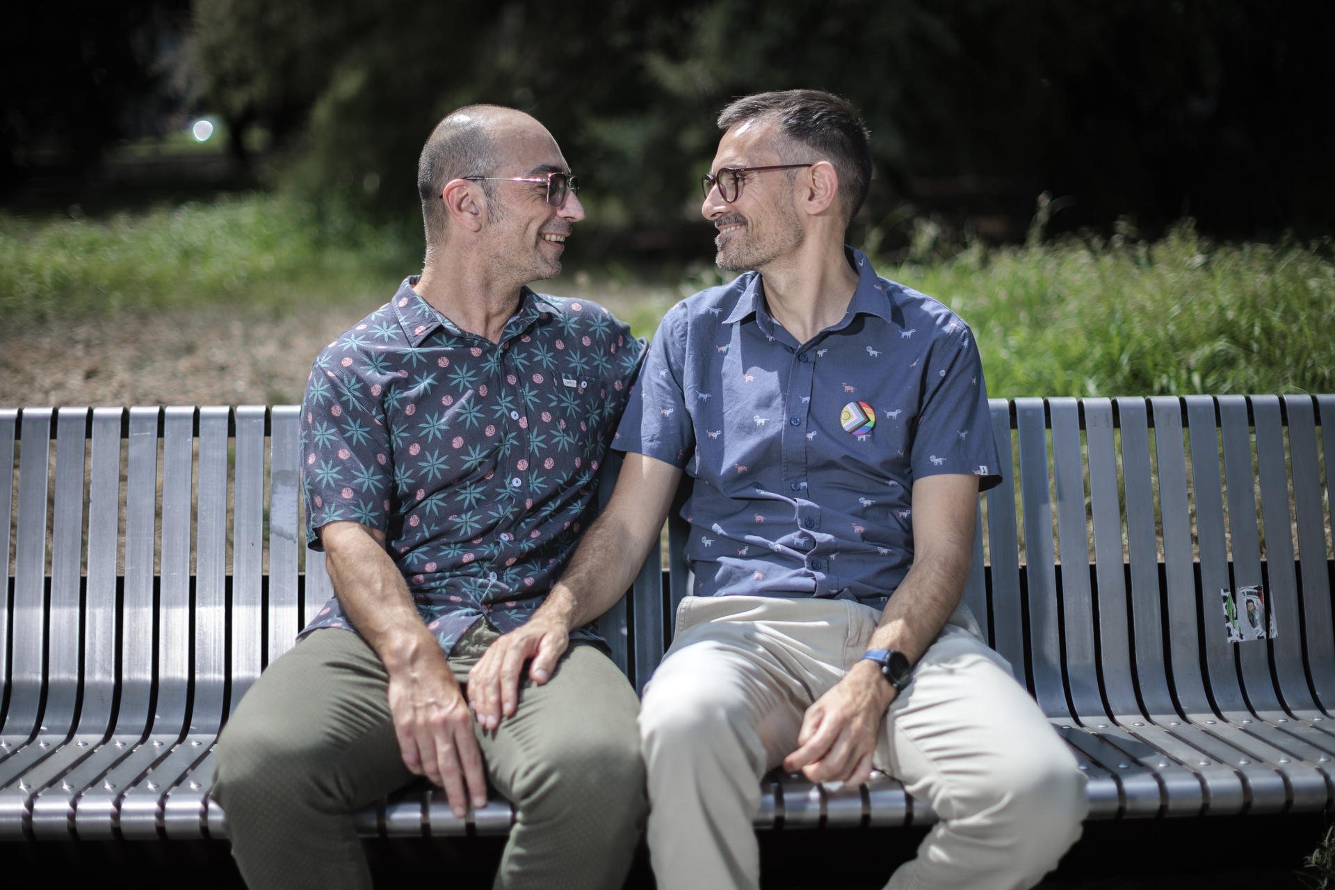 El concejal de Compromís en València Sergi Campillo (d) y su marido, el exactivista de Lambda José de Lamo (i), durante la entrevista con EFE en la que rememoran su boda simultánea junto a una pareja de lesbianas, celebradas en un casal valenciano durante la visita del papa Benedicto XVI como una "reivindicación" de la diversidad y los derechos LGTBI: el casamiento de Sergi con José y de Luisa con Núria fue "un David contra Goliat" en toda regla. EFE/Biel Aliño