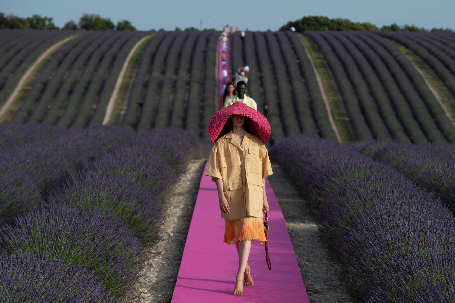 El Vitra Design Museum, en la ciudad de Weil am Rhein, en el sur de Alemania, acogerá a partir del próximo 18 de octubre 'Catwalk the art of the fashion show', una exposición que sumerge a los visitantes en la historia de los desfiles de moda desde sus inicios en torno a 1900 hasta la actualidad. A partir de material cinematográfico y fotográfico, piezas originales de colecciones, atrezo escénico y una gran cantidad de documentos de archivo, la muestra explora la historia y la importancia cultural de la pasarela y reúne ejemplos emblemáticos de casas de moda como Balenciaga, Chanel, Dior, Gucci, Helmut Lang, Martin Margiela, Prada, Viktor & Rolf, Louis Vuitton, Yohji Yamamoto, entre otras.EFE/ Abaca Press / Alamy Stock Photo SÓLO USO EDITORIAL / SÓLO DISPONIBLE PARA ILUSTRAR LA NOTICIA QUE ACOMPAÑA (CRÉDITO OBLIGATORIO)