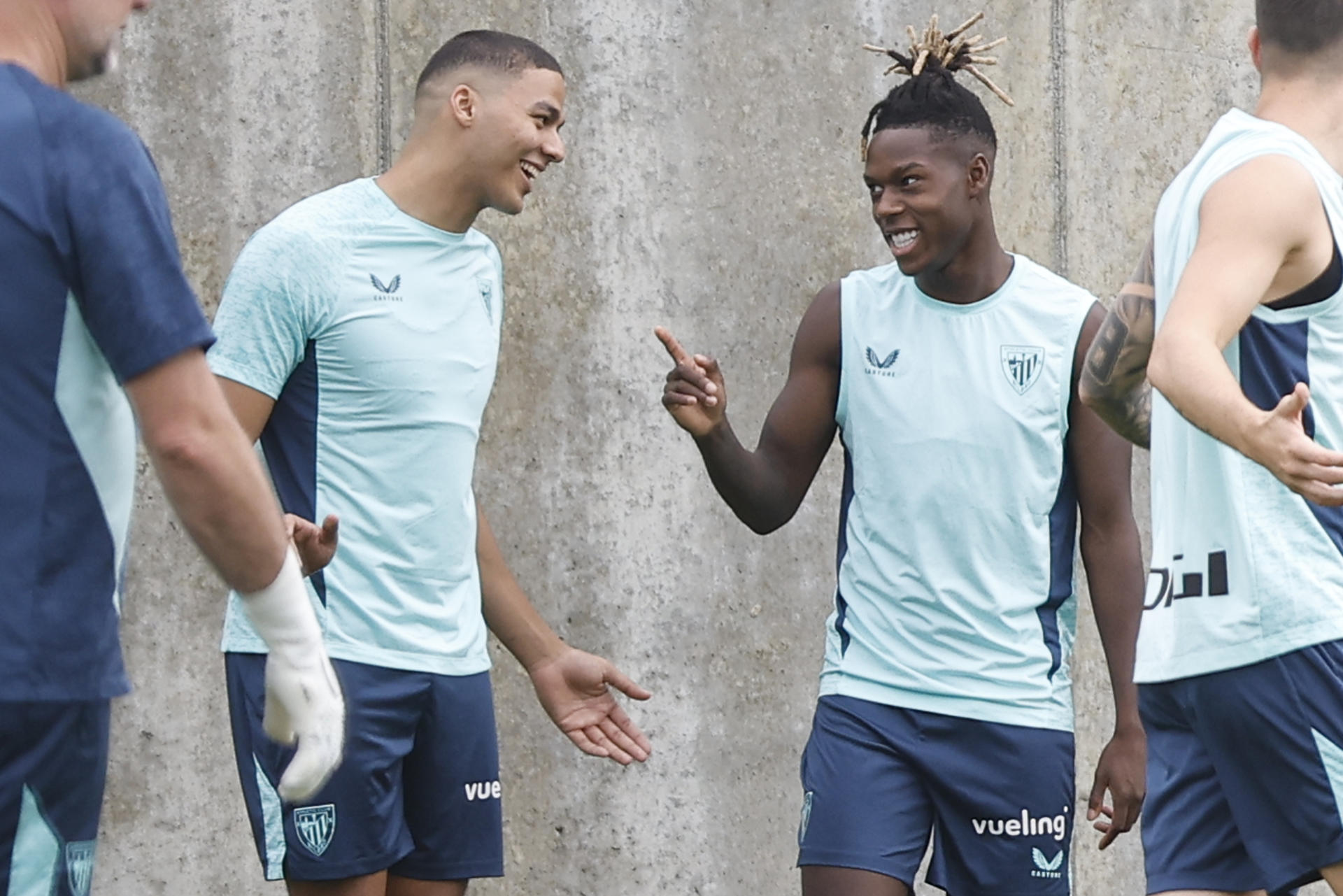 Nico Williams (d) y Maroan Sannadi (i) durante el entrenamiento que el Athletic de Bilbao ha celebrado en sus instalaciones de Lezama (Bizkaia). EFE/ Miguel Toña