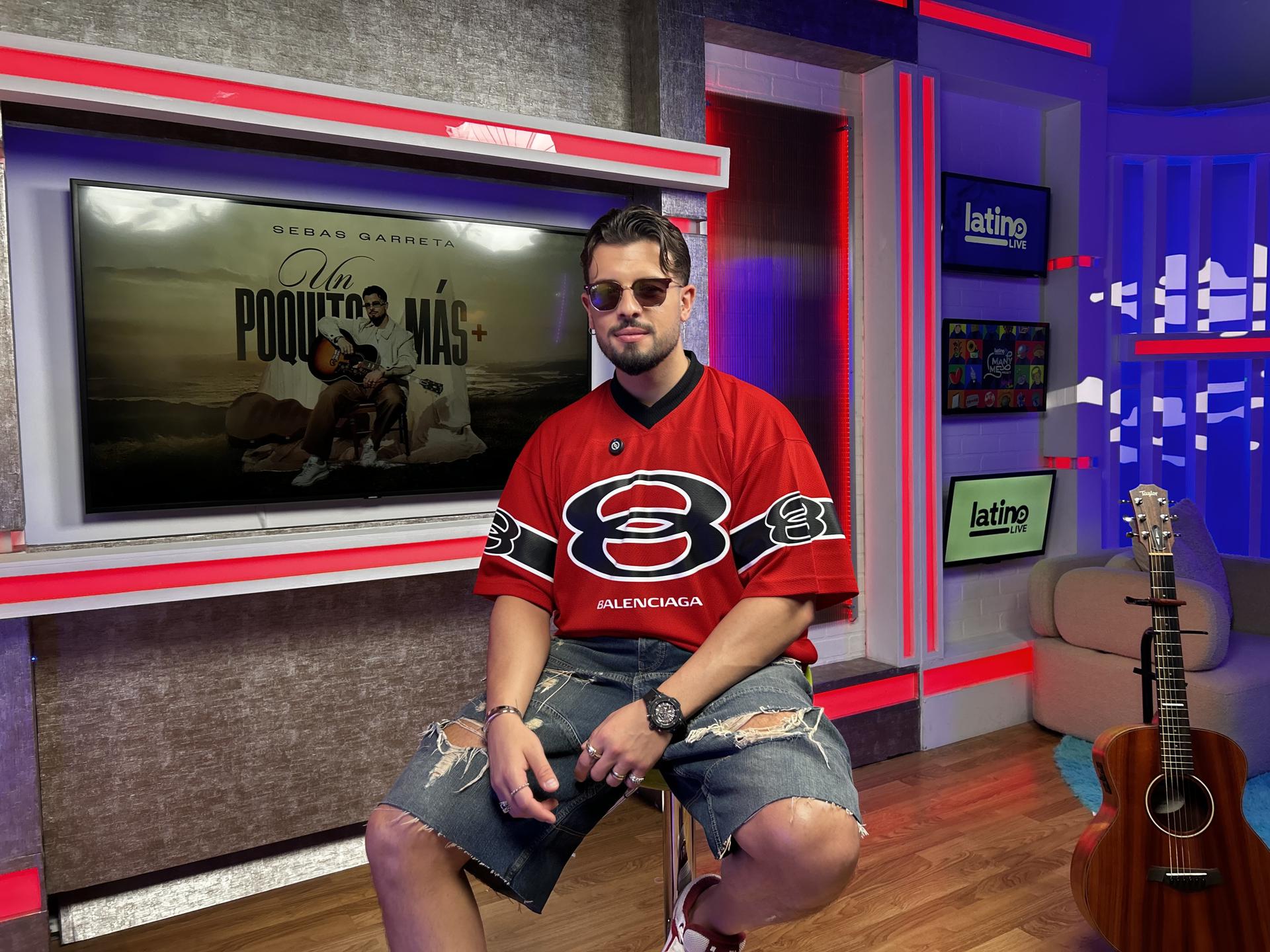 El cantautor español Sebas Garreta al posar este jueves, 24 de julio, durante una entrevista con EFE, en Miami (EE.UU.). EFE/Blanca Escriche
