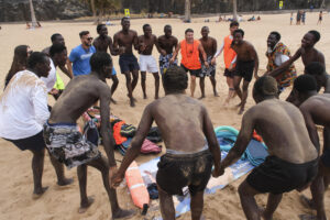 Imagen de archivo (07/07/2025) Un grupo de jóvenes inmigrantes llegados a Canarias en cayuco desde distintos puntos de África participa en una de las sesiones del 'Proyecto Agua' en la playa de Las Teresitas, en Santa Cruz de Tenerife, una iniciativa llevaba a cabo por las ONG Promeaid y Accem que busca enseñarles a nadar y a reconciliarse con el mar después de una experiencia traumática. EFE/Alberto Valdés