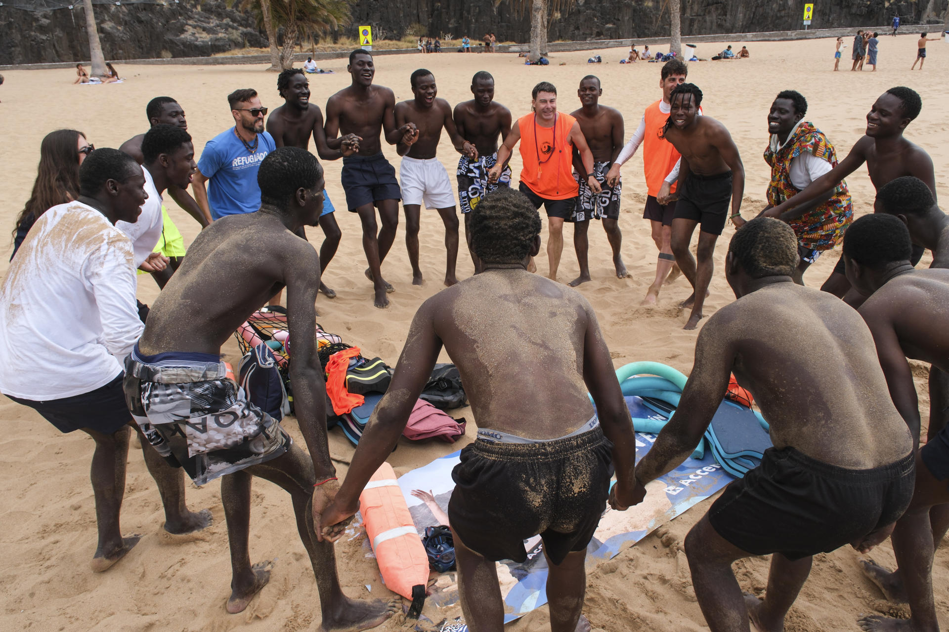 Imagen de archivo (07/07/2025) Un grupo de jóvenes inmigrantes llegados a Canarias en cayuco desde distintos puntos de África participa en una de las sesiones del 'Proyecto Agua' en la playa de Las Teresitas, en Santa Cruz de Tenerife, una iniciativa llevaba a cabo por las ONG Promeaid y Accem que busca enseñarles a nadar y a reconciliarse con el mar después de una experiencia traumática. EFE/Alberto Valdés