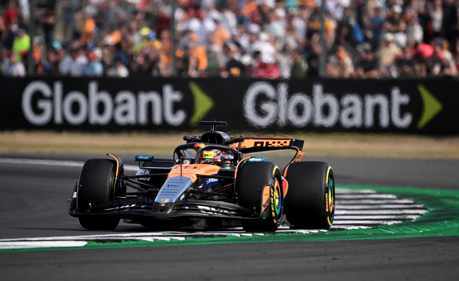 El inglés Lando Norris (McLaren), que había sido segundo en la matinal, marcó el mejor tiempo este viernes en el segundo libre para el Gran Premio de Gran Bretaña, el duodécimo del Mundial de F1, en el circuito de Silverstone, donde los españoles Fernando Alonso (Aston Martin) y Carlos Sainz (Williams) marcaron el duodécimo y el decimosexto tiempo, respectivamente. EFE/EPA/PETER POWELL .