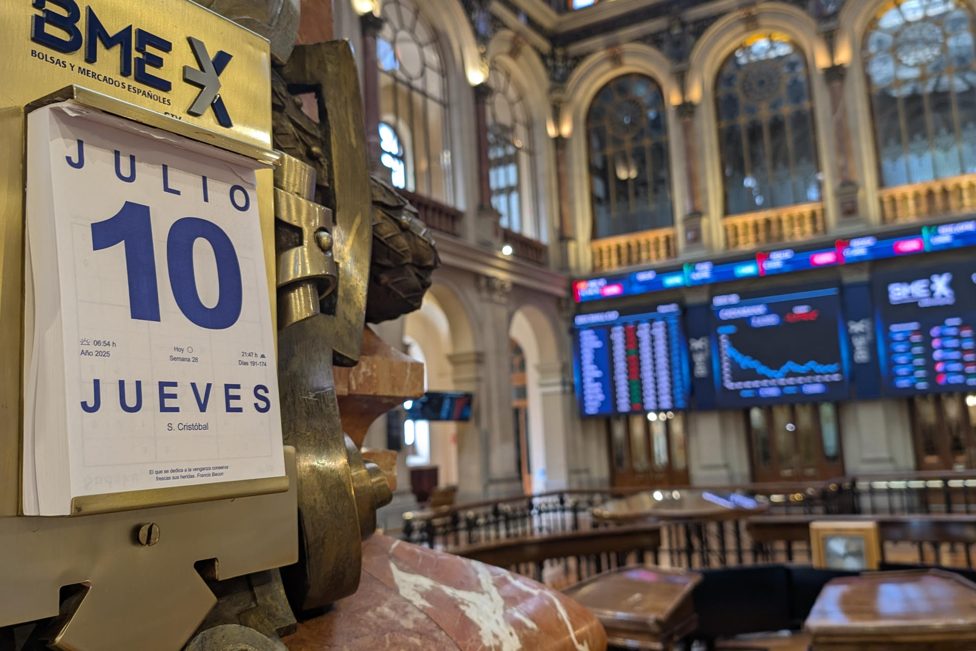 Imagen de este jueves de la Bolsa de Madrid, que cierra en negativo, con una bajada del 0,79 puntos y alejándose de los 14.200 puntos, hasta situarse en los 14.141 enteros. EFE/ Vega Alonso