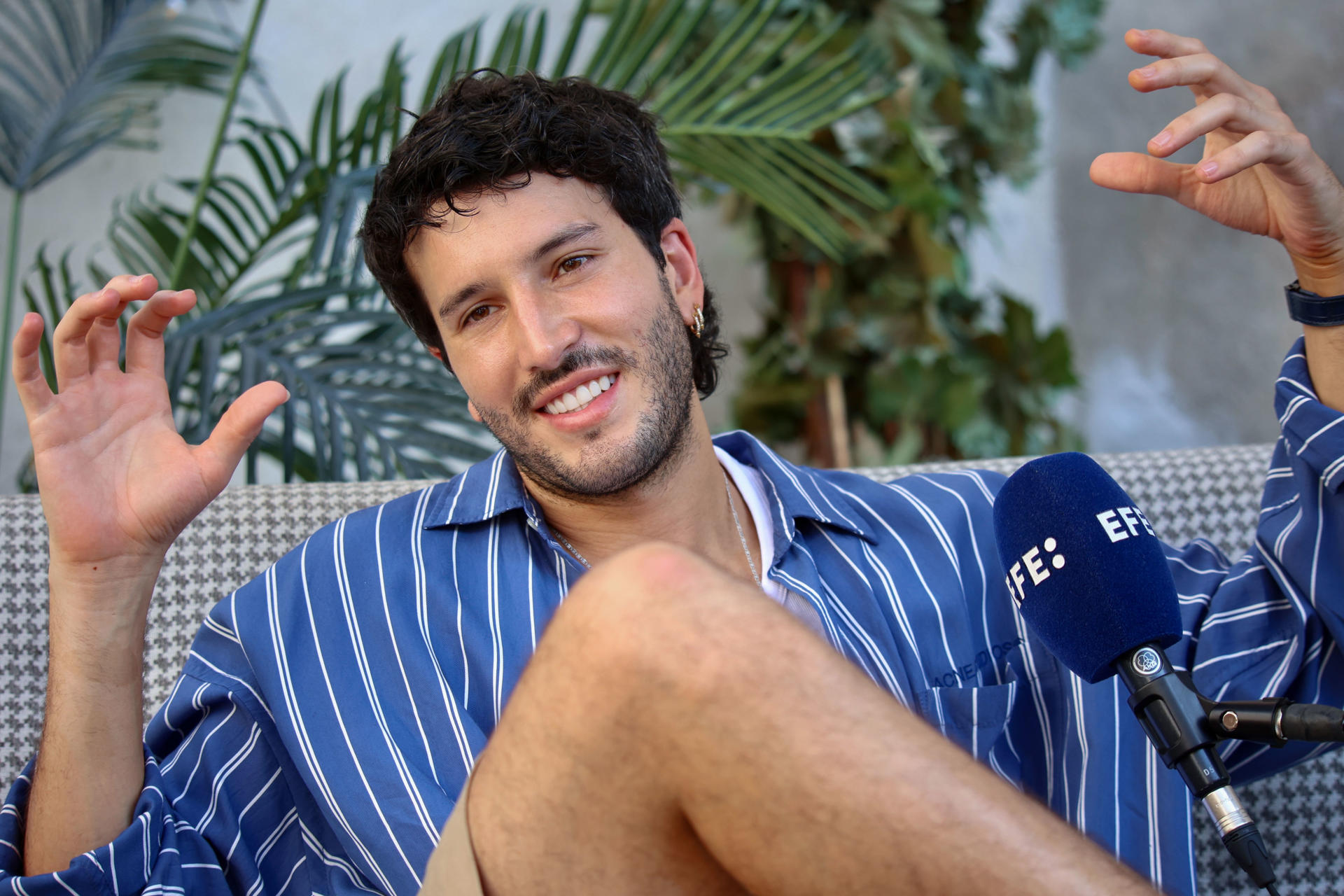"Me da mucha tristeza ver cómo la vida de muchos individuos se transforma para mal con los cambios políticos", ha dicho este viernes en una entrevista con EFE el cantante Sebastián Yatra (Medellín, Colombia, 1994), que regresa mañana en Murcia a los escenarios españoles con la gira "Entre tanta gente".- EFE/Juan Carlos Caval