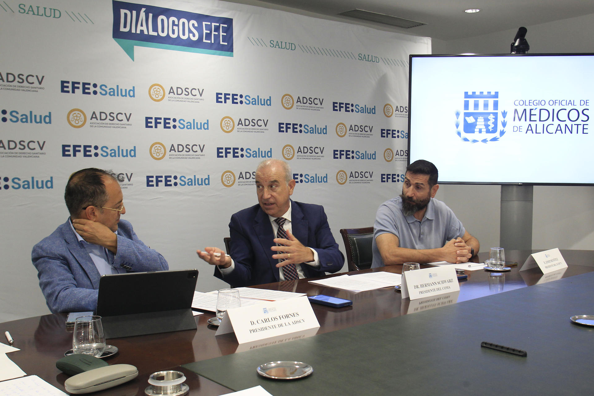 El presidente de la Asociación de Derecho Sanitario de la Comunitat Valenciana (ADSCV), Carlos Fornes (i), dialoga con el presidente del Colegio de Médicos de Alicante, Herman Schwarz (c), y el presidente del Colegio de Fisioterapia de la Comunitat Valenciana, Josep Benítez,  durante el Foro EFE "Pseudoterapias en internet". EFE/Pep Morell

