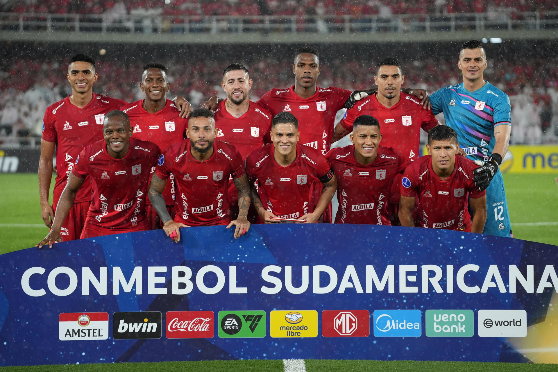 Jugadores de América forman previo a un partido de la fase de grupos de la Copa Sudamericana. EFE/Ernesto Guzmán Jr.