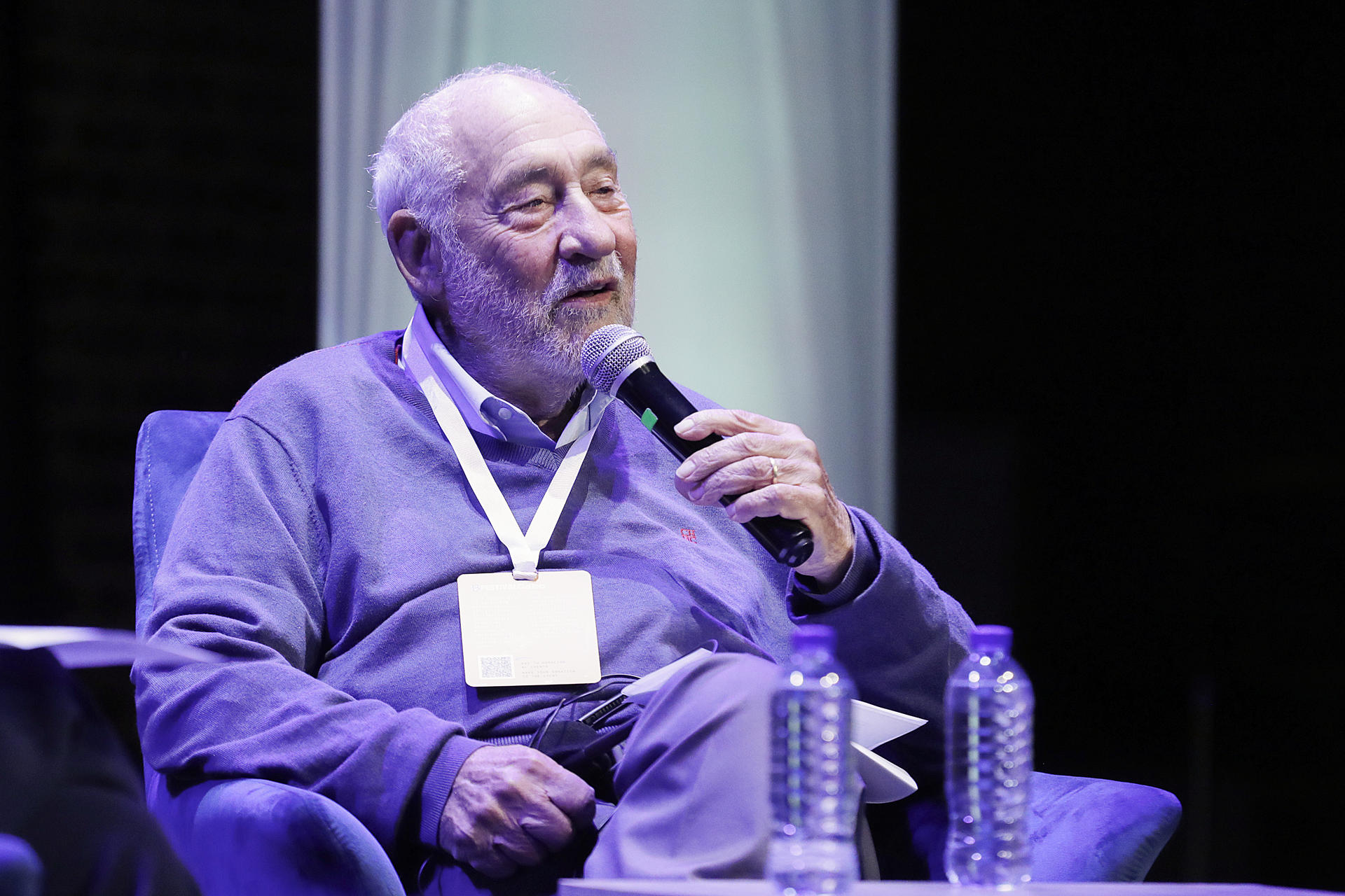 El Premio Nobel de Economía Joseph Stiglitz habla durante el Festival Gabo de Periodismo este sábado, en Bogotá (Colombia). EFE/ Carlos Ortega