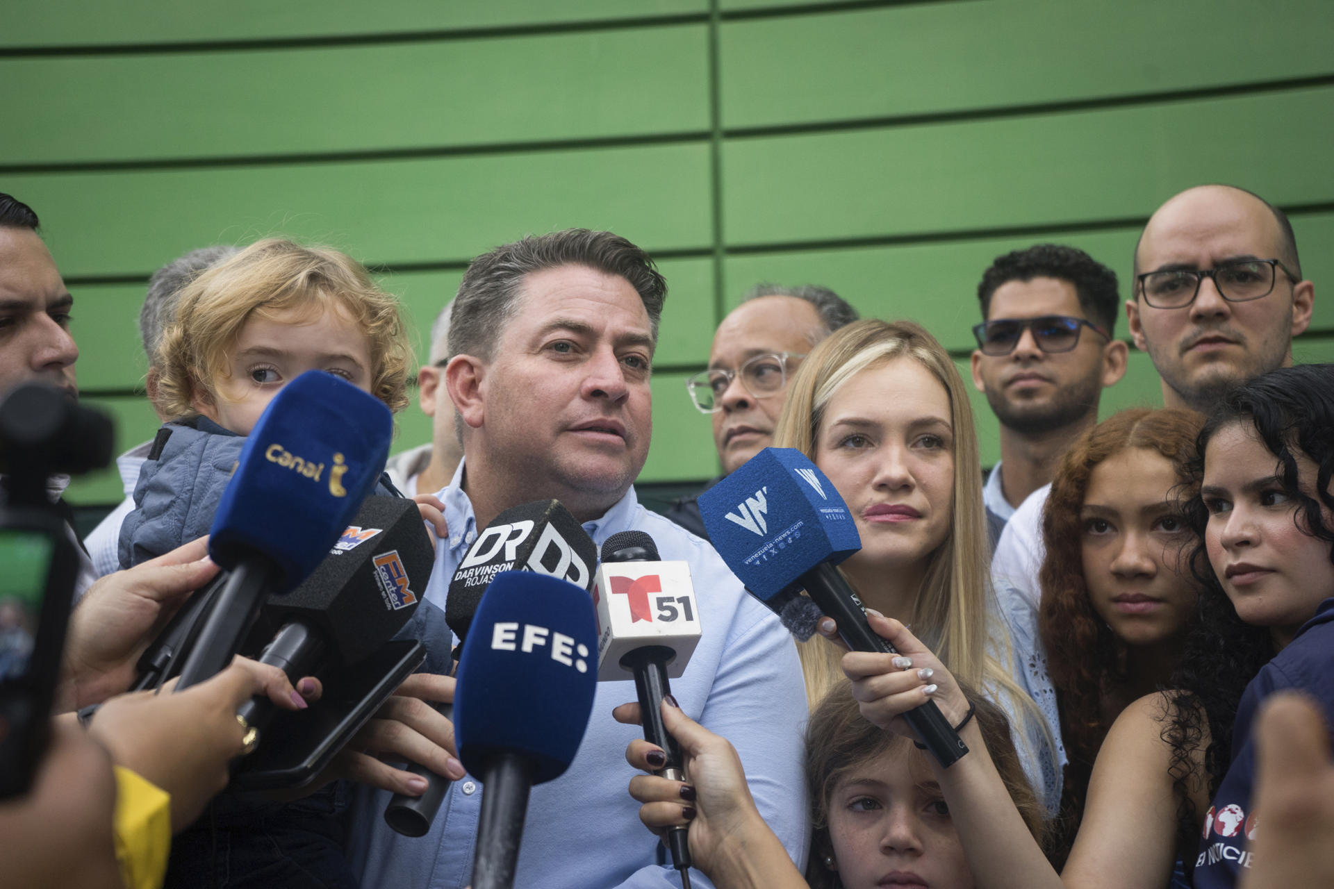El candidato opositor para la alcaldía del municipio Chacao por el partido Fuerza Vecinal, Gustavo Duque (c), habla en una rueda de prensa durante las elecciones municipales y concejales este domingo, en Caracas (Venezuela). EFE/ Boris Vergara