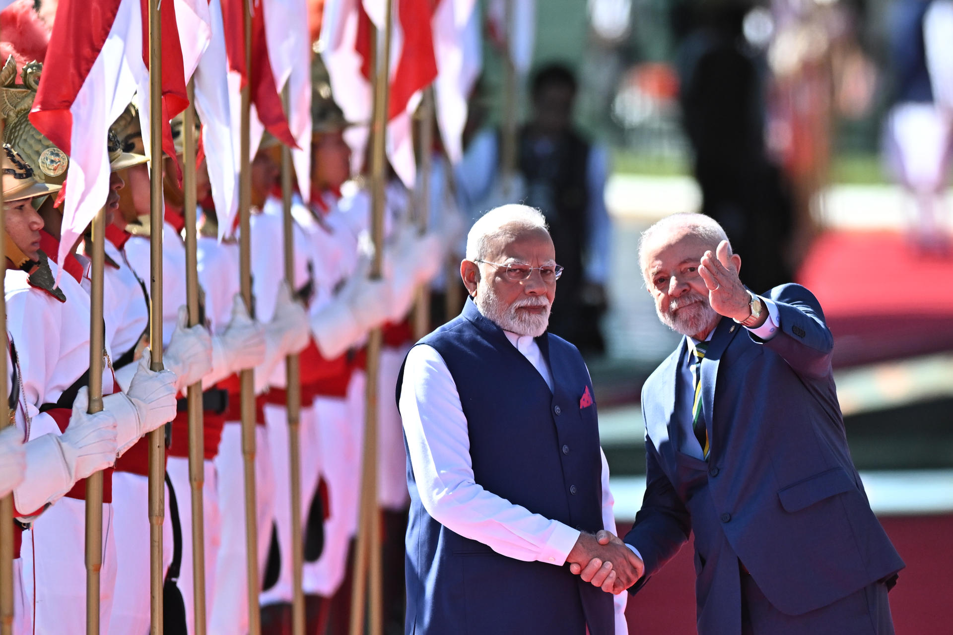 El presidente de Brasil, Luiz Inácio Lula da Silva (d), recibe al primer ministro de India, Narendra Modi, en su visita de Estado este 8 de julio de 2025, en el Palacio de Alvorada en Brasilia (Brasil). EFE/Andre Borges